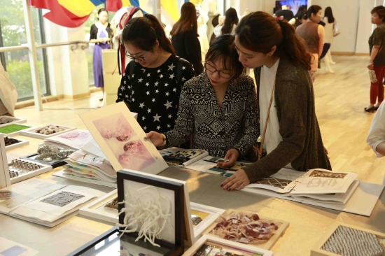 中法學院教學作品展覽隆重開幕，文化藝術交流再譜新篇